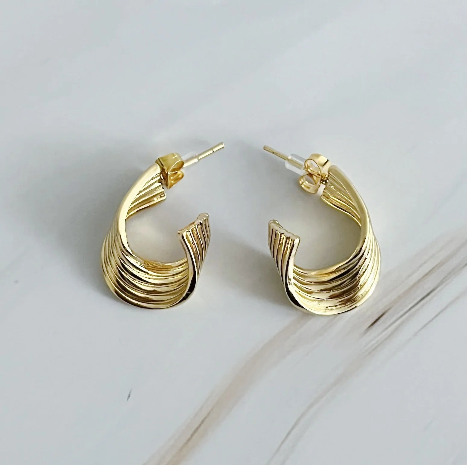 Elevate Your Style with Our Elegant Twisted Wave Hoop Earrings - The Perfect Accessory for Any Occasion