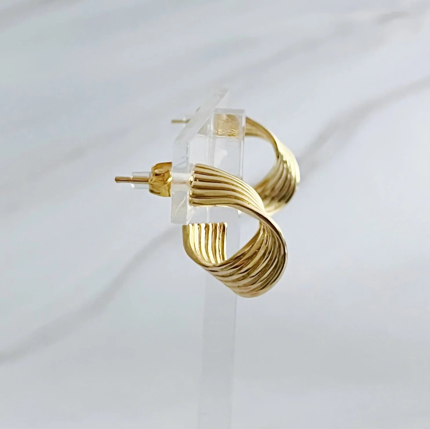 Elevate Your Style with Our Elegant Twisted Wave Hoop Earrings - The Perfect Accessory for Any Occasion