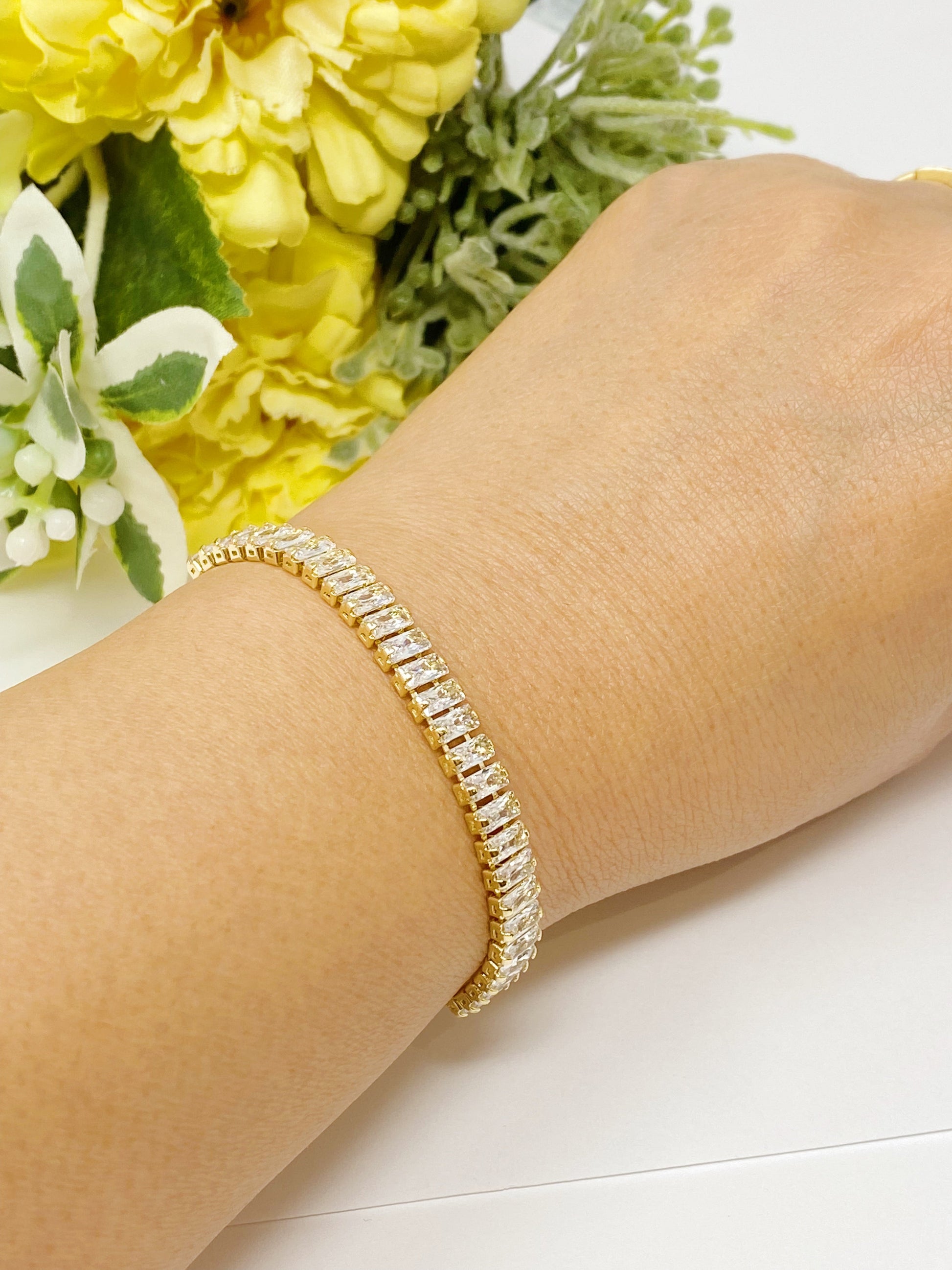 Radiant Elegance Bracelet - Shine with Style!